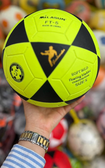 🔥 الكرة البرازيلية التي سترافقك في كل خرجة هذا الصيف! ⚽