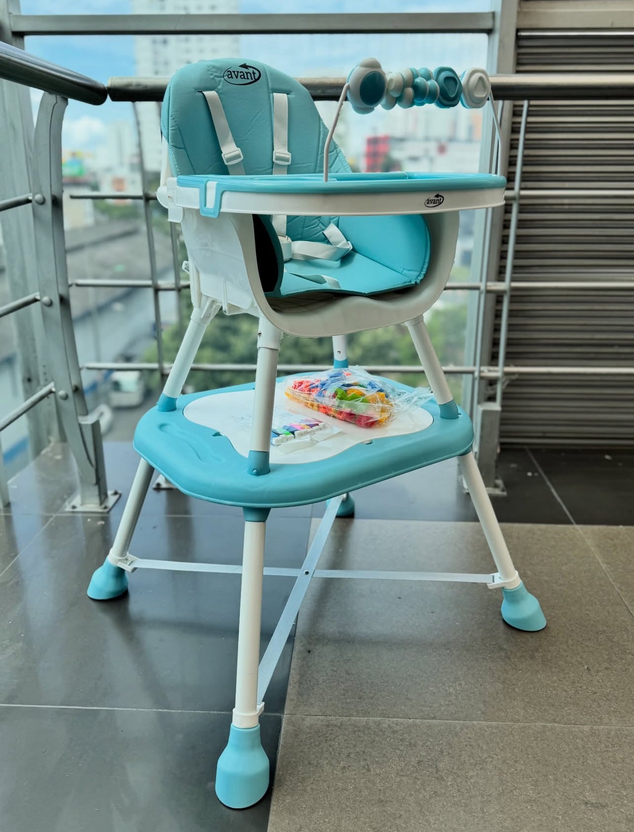 Chaise haute pour bébé + Table à jouer 5EN1 /  DE 6 A 36 MOIS