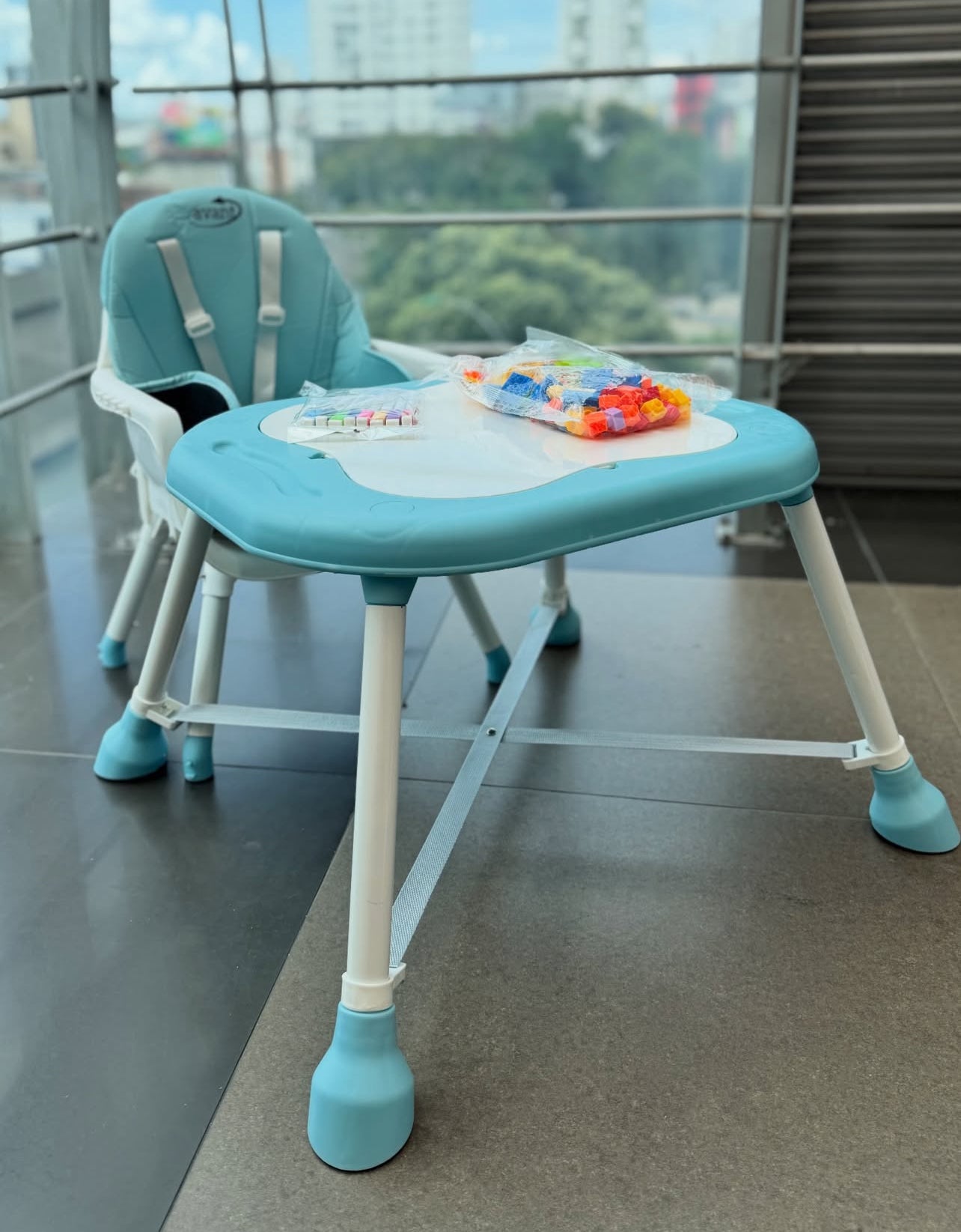 Chaise haute pour bébé + Table à jouer 5EN1 /  DE 6 A 36 MOIS