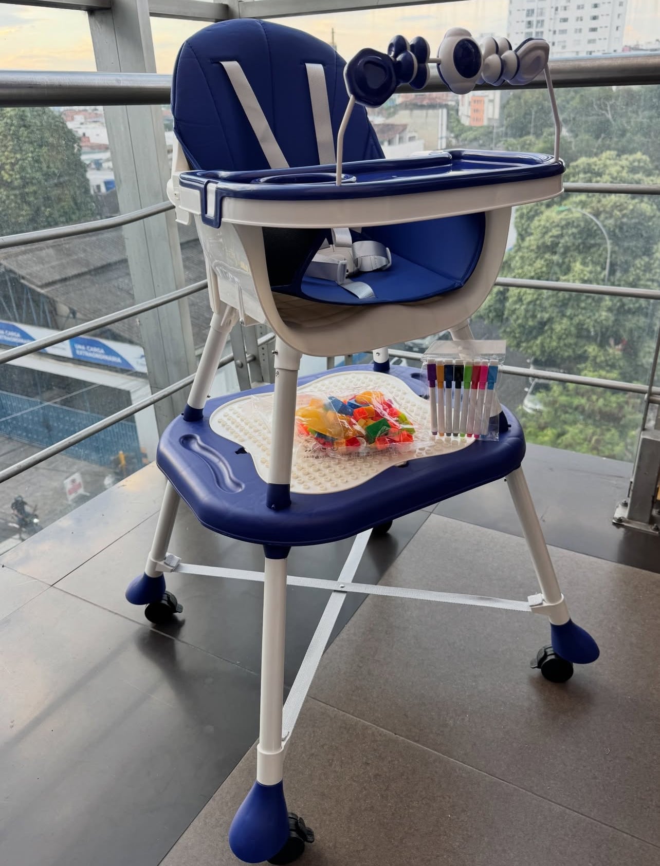 Chaise haute pour bébé + Table à jouer 5EN1 /  DE 6 A 36 MOIS