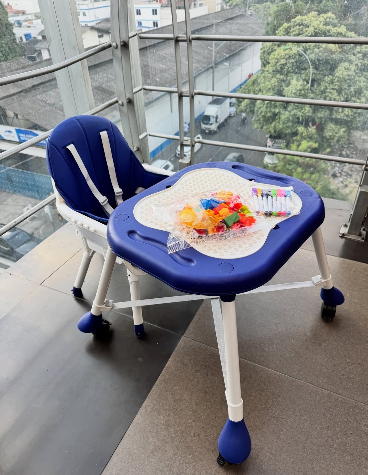 Chaise haute pour bébé + Table à jouer 5EN1 /  DE 6 A 36 MOIS