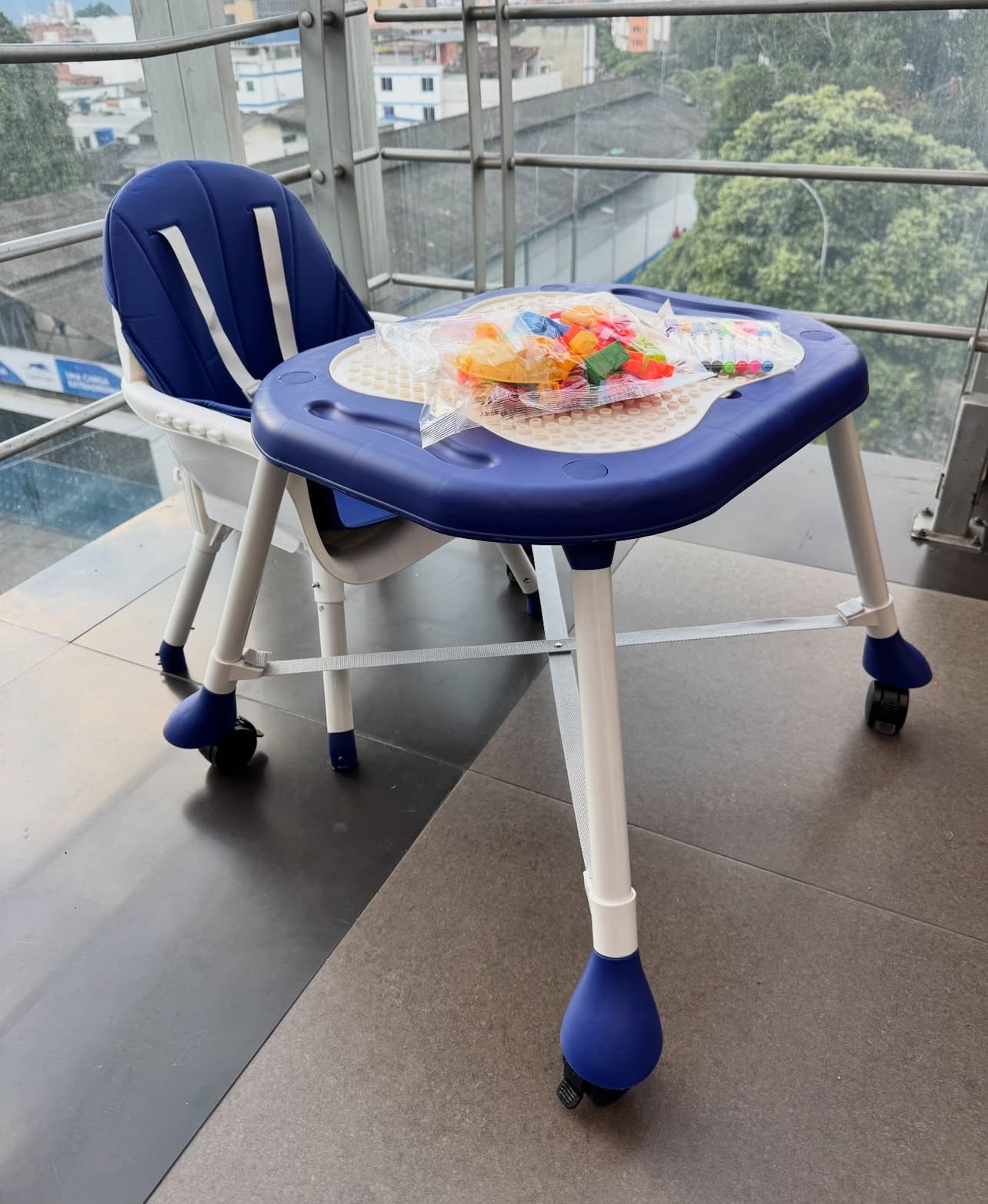 Chaise haute pour bébé + Table à jouer 5EN1 /  DE 6 A 36 MOIS